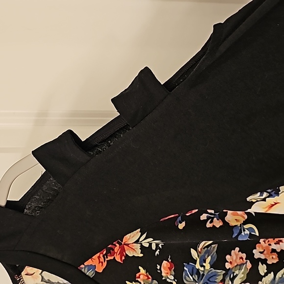 Womans Grace & Emma Peek A Boo Shoulder Floral Tunic Top. Size Large. - Picture 4 of 7